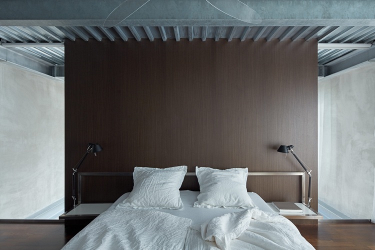 الحد الأدنى المفروشات غرفة نوم خشبية خرسانية سقف سرير اللوح الأمامي كروم