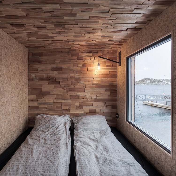 كوخ خشبي صغير غرفة نوم أسرة الكسوة الخشبية داخل منظر جميل