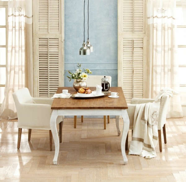 غرفة الطعام على طراز المنزل الريفي الأفكار الداخلية الكراسي البيضاء طلاء الجدران الزرقاء