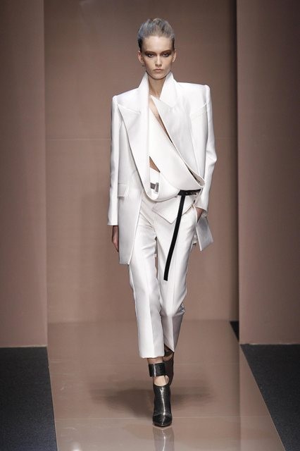اتجاهات الموضة النسائية جيانفرانكو فيري بدلة بيضاء