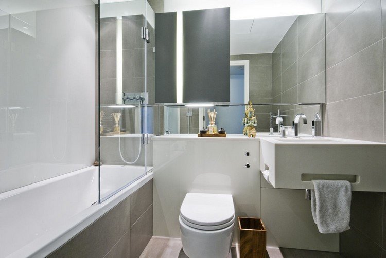 حديثة-حمام-صغير-مرآة-حائط-حوض استحمام-خزانة حائط-زجاجية-اضاءة ليد