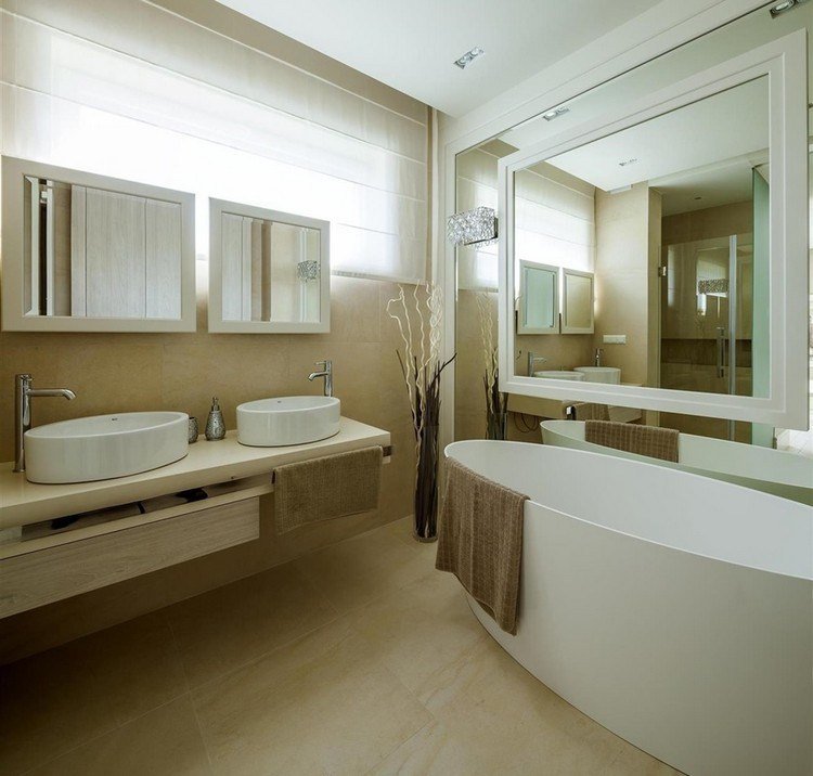 حمام حديث بيج - بلاط - حوض استحمام - مرآة حائط - حوض غسيل مزدوج