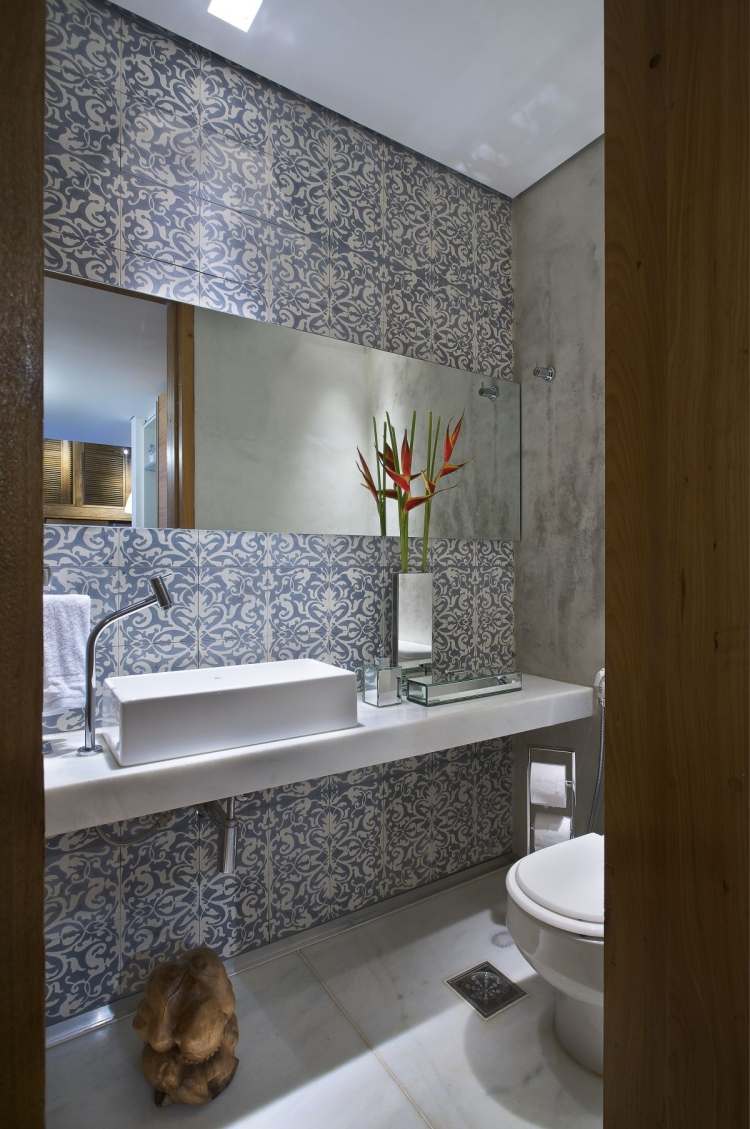 مودرن-حمام-بلاط-حمام-تصميم-ازرق-ابيض-نقش-زخارف-خرسانية-خشب