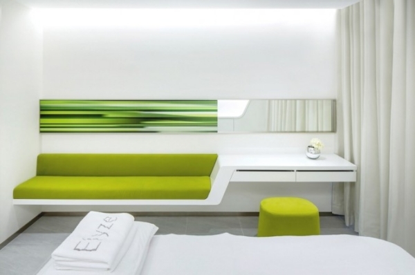 ديكور حديث من الأريكة الخضراء ذات التصميم البيج