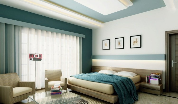تصميم السقف الحديث باللون الأزرق الفاتح والبيج وطاولة السرير الجانبية