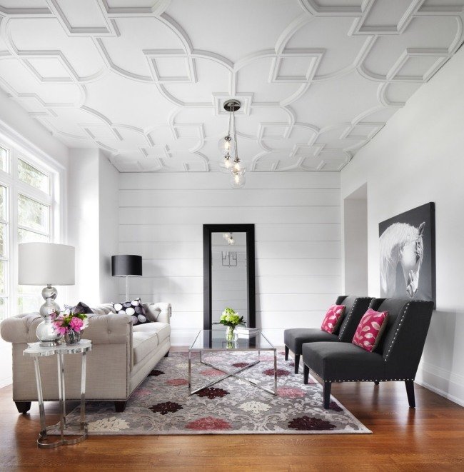 تصميم سقف غرفة معيشة بيضاء كلاسيكية حديثة باللون الأسود