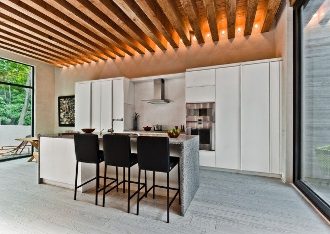 تصميم سقف حديث للمطبخ عوارض خشبية وأضواء راحة