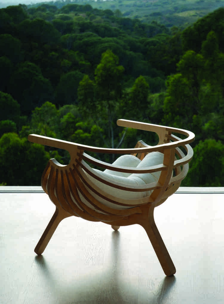 أثاث عصري بتصميم كرسي بذراعين-ترايبود-إطلالة على الغابة-هدوء-استرخاء