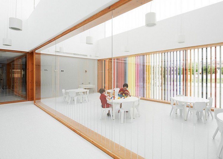الهندسة المعمارية لرياض الأطفال التصميم الداخلي-غرفة اللعب-الحاجز الزجاجي-منطقة تناول الطعام-الجدران البيضاء