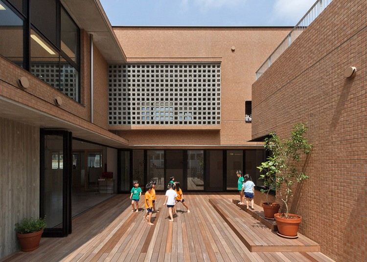 روضة أطفال - هندسة معمارية - خارجية - ملعب أطفال - أبواب منزلقة زجاجية - نوافذ خشبية