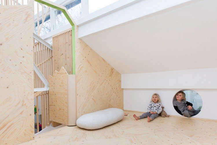 روضة أطفال - هندسة معمارية - داخلي - شجرة - منزل - خشبي - نافذة مستديرة - داخلية مشرقة
