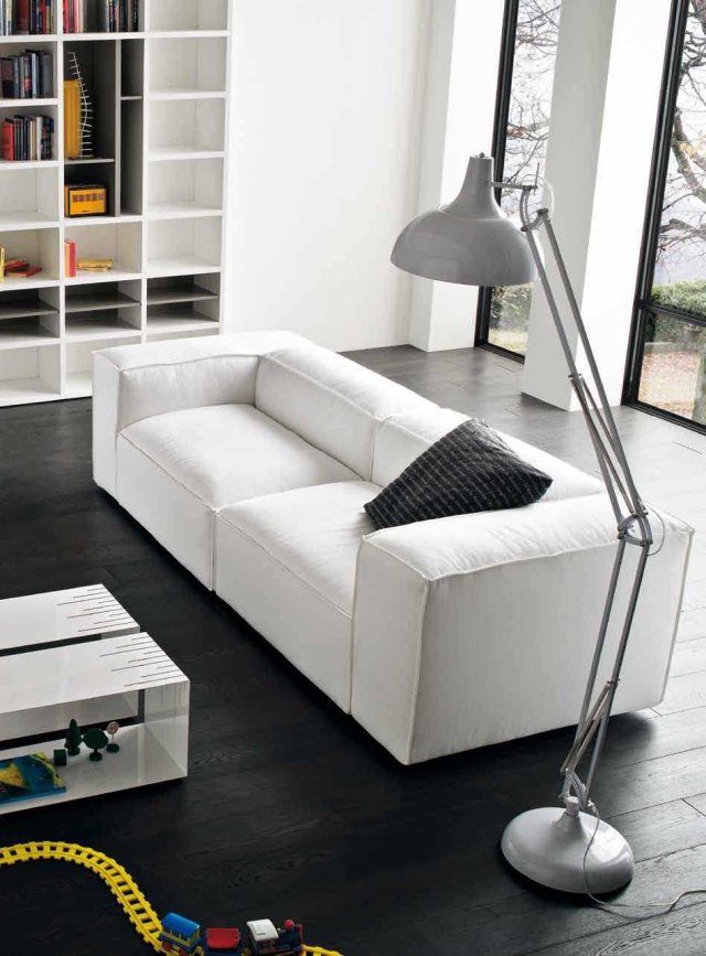 غرفة المعيشة-أريكة-بيضاء-منجدة-كلاسيكية-تصميم-مساند-راحة-د-أ