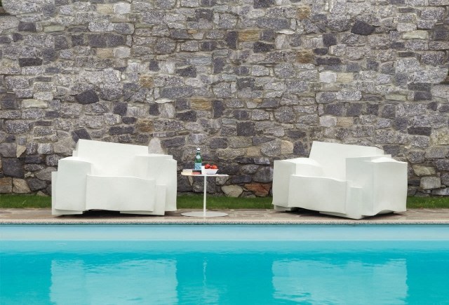 مصمم-كرسي بذراعين-أبيض-جذاب-تصميم- TRON-Dror-Benshetrit-outdoor