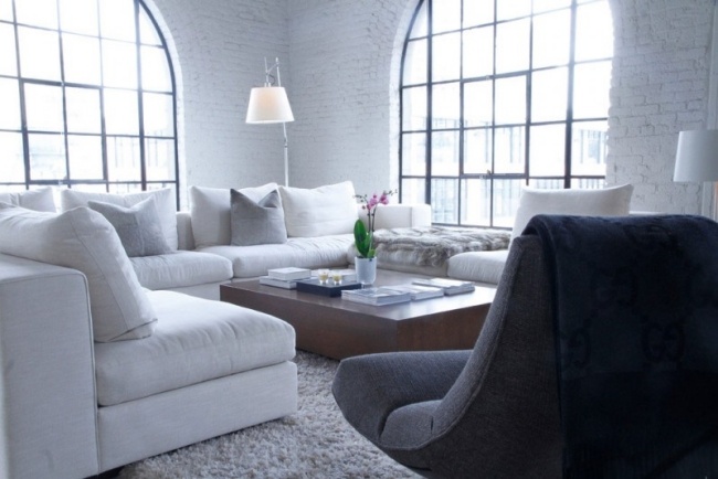 التصميم الداخلي للشقة - Julie Charbonneau - طقم أريكة بأرضية مغطاة بالسجاد بألوان متباينة