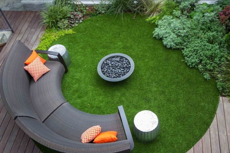 تصميم حديقة - خشب - تراس - عشب صناعي - دائرة - مقعد - روطان - وعاء نار