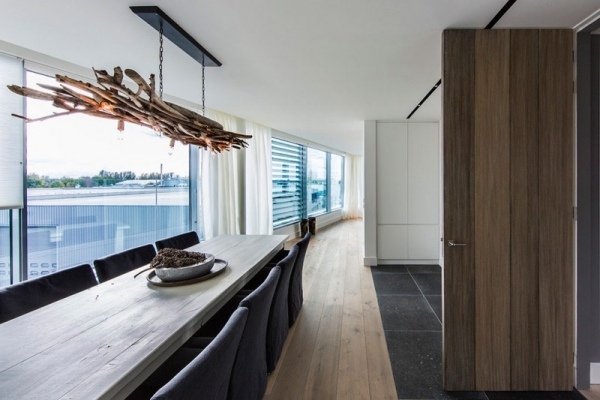 شقة حديثة مع ثريا خشبية بتصميم سكاي بوكس