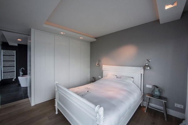 شقة حديثة مع غرفة نوم بتصميم سكاي بوكس ​​بيضاء