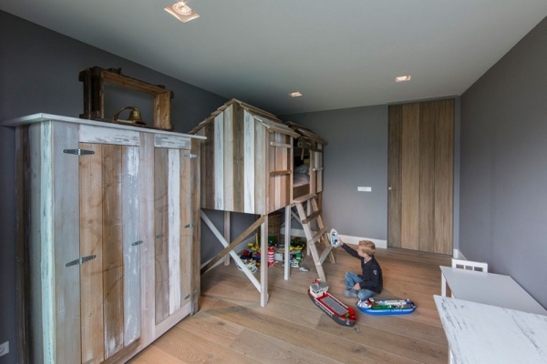 شقة حديثة مع تصميم سكاي بوكس ​​لوحات خشبية منزل للأطفال