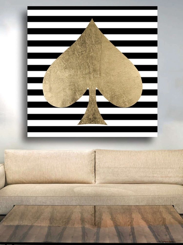 جدار-تصميم-أسود-أبيض-بيج-صور-خطوط-بأسمائها-ذهب-ديكو-أريكة
