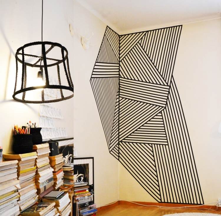 تصميم حائط-اسود-ابيض-غرفة معيشة-خطوط-زاوية-غرفة-كتاب-كومة-مصباح