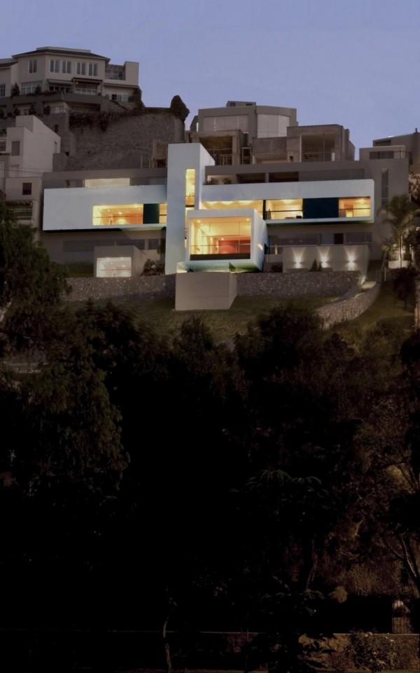 منزل على منحدر التل في ليما شديد الانحدار