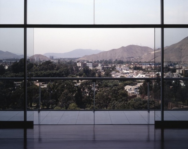 منظر منحدر للمنزل من باب ليما الزجاجي منظر بانورامي