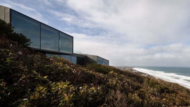 تصميم واجهة زجاجية هندسية لمنزل الشاطئ - شكل حديث غير متماثل