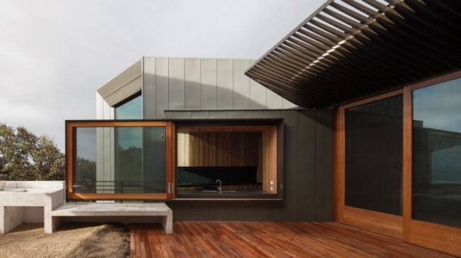 تصميم خارجي للمنزل الساحلي ، شرفة سقف خشبية ، مصدات الرياح ، مدخل القاعة