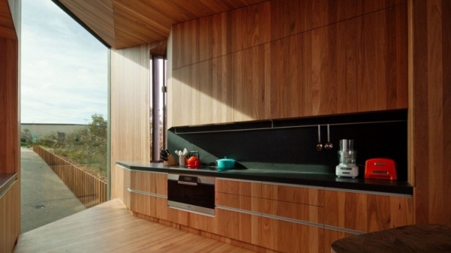 تصميم داخلي للمنزل الساحلي من الخشب والزجاج - خزائن المطبخ - خزائن مدمجة