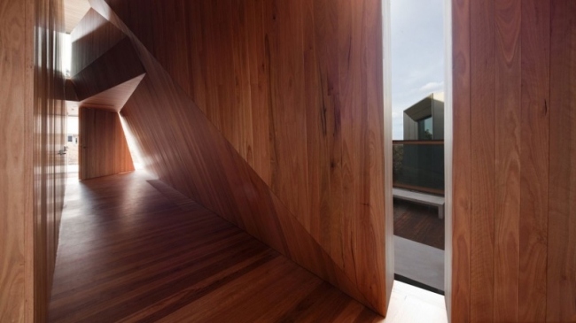 التصميم الداخلي لمنزل الشاطئ حديث جدران الكسوة الخشبية بتصميم غير متماثل Fairhaven