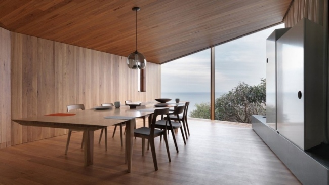 تصميم غرفة الطعام ، سقف منحدر ، نوافذ بانورامية ، قلادة خشبية خفيفة ، إدراج أفكار
