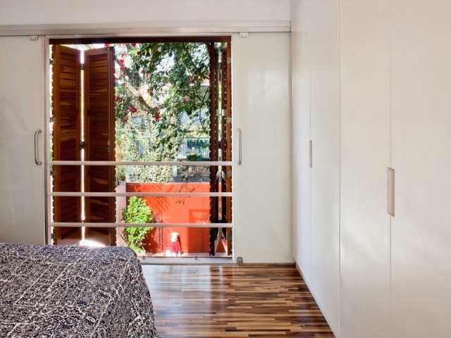 غرفة نوم - أرضية خشبية - نافذة قابلة للطي - إطلالة على الفناء الداخلي