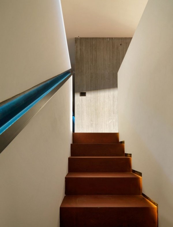 الطابق العلوي السلالم البيت ملموسة التصميم الداخلي التصميم العصري
