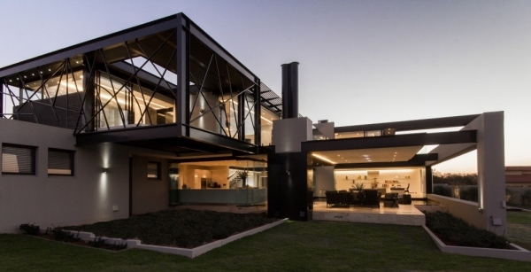 منزل مصمم حديث مع حديقة الأشكال الهندسية