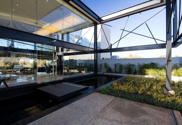 تصميم منزل حديث بأشكال هندسية شفافة