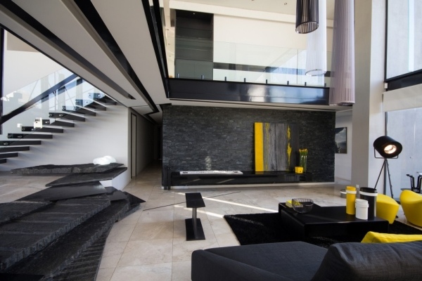 منزل مصمم حديث بأشكال هندسية عناصر صفراء