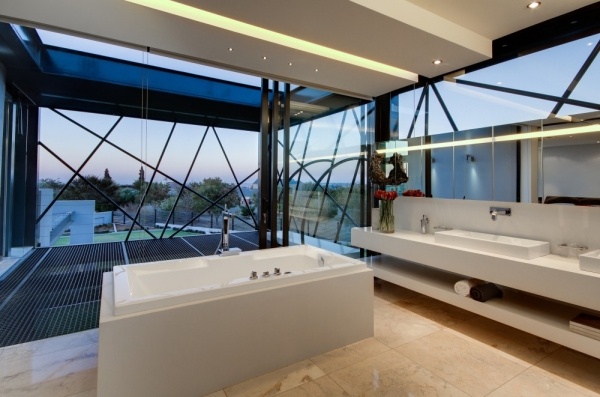 منزل مصمم حديث مع حمامات بأشكال هندسية