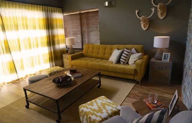 تصميم غرفة المعيشة ستائر أريكة مغرة باللون الرمادي