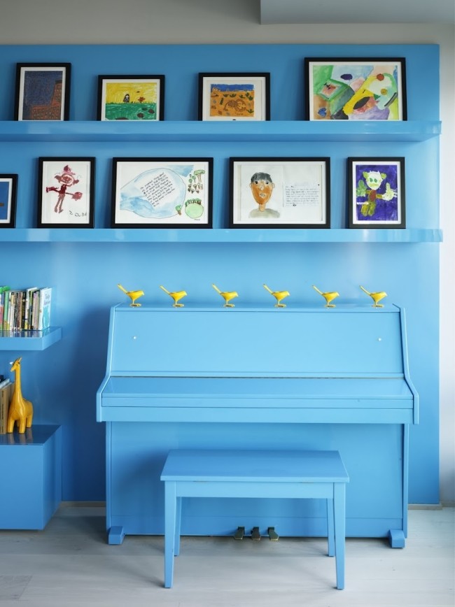 بيانو أزرق حديث داخلي للشقة بألوان زاهية