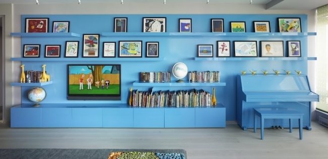 الأزرق جدار الجرف الداخلية الحديثة الشقة بألوان زاهية