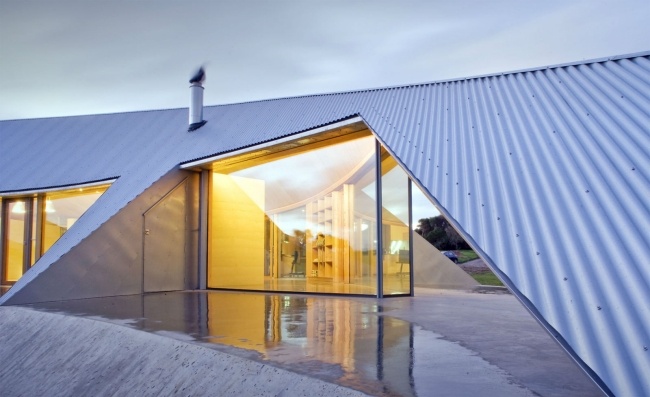 سقف منزل ريفي مصمم crofthouse من قبل جيمس ستوكويل