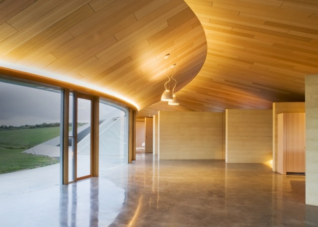 سقف الكسوة الخشبية الطبيعية منزل ريفي مصمم Crofthouse من قبل جيمس ستوكويل