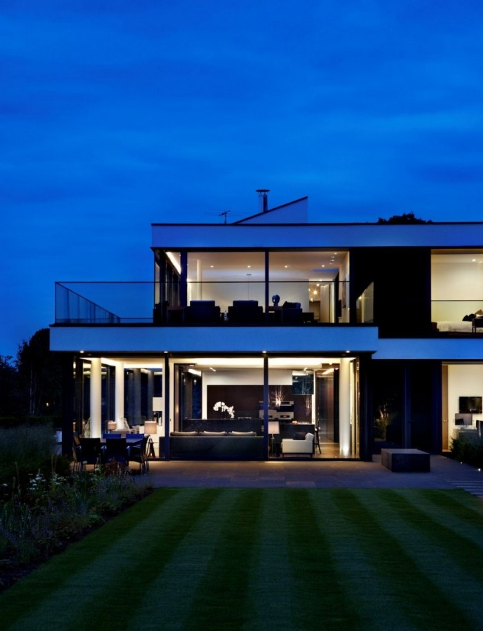 سقف مسطح منزل على الضفة التايمز الكثير من الجدران الزجاجية شفافة في الليل بيركشاير انجلترا