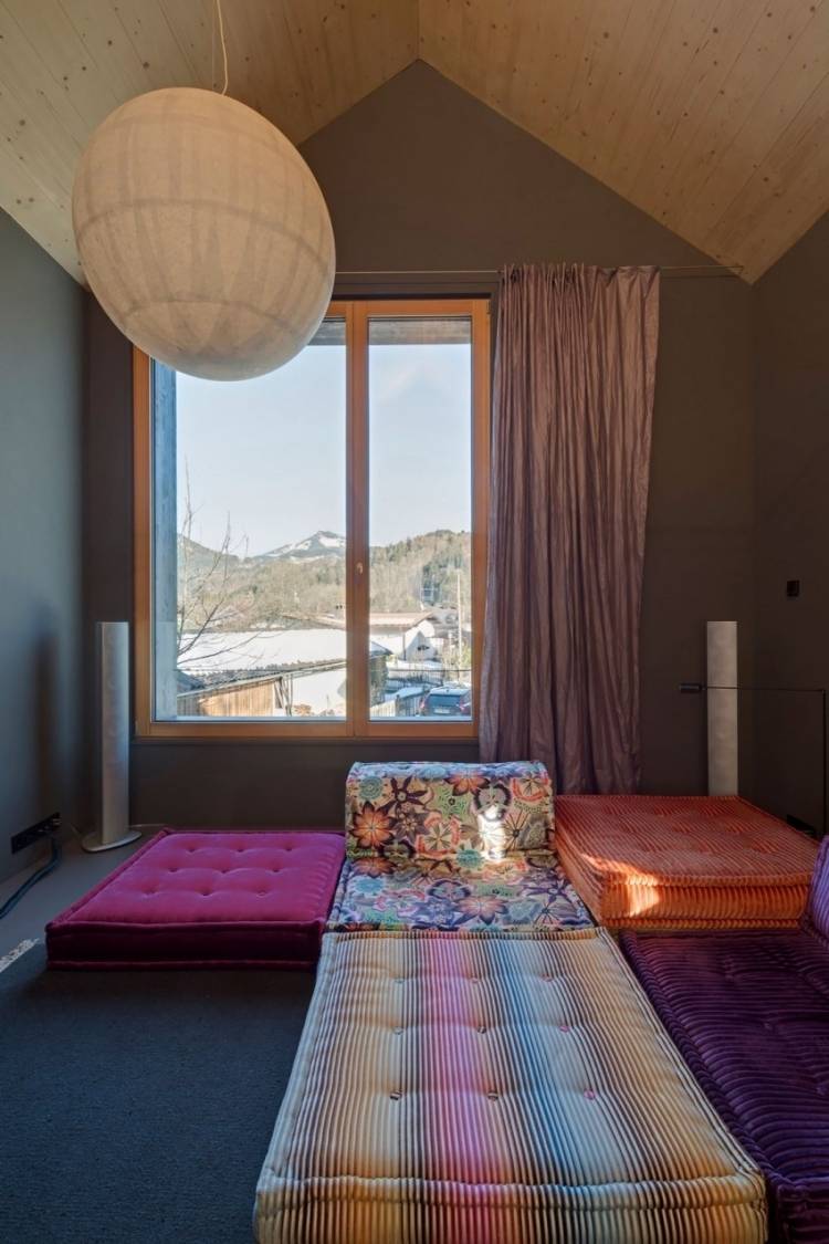 غرفة المعيشة الحديثة - صغيرة - مهندس - منزل - منطقة جلوس - وسادة - ملونة - تنجيد - نافذة بسيطة