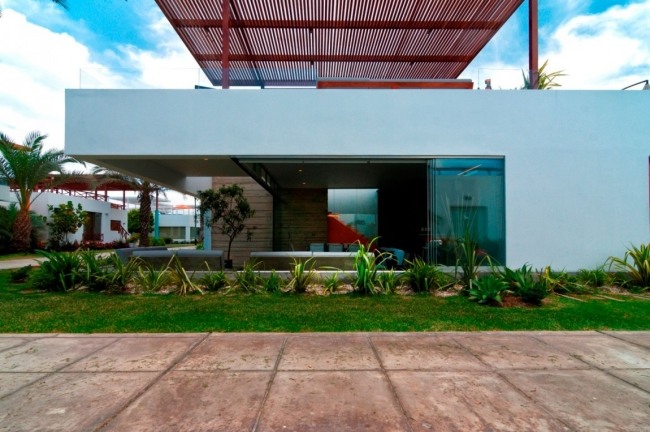 منطقة جلوس مفتوحة منزل مصمم كازا سيتا مع شرفة على السطح