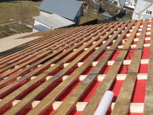 Διάταξη δομής δοκών για διπλωμένη οροφή