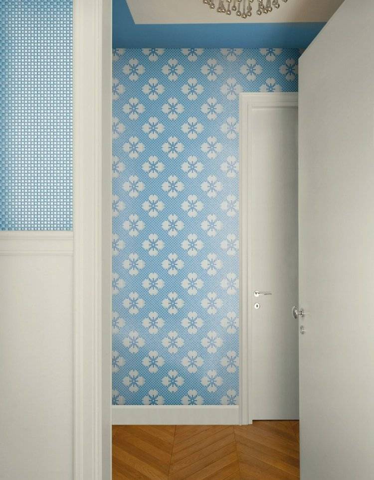 تصميم-فسيفساء-بلاط-ديكور-أزرق فاتح-زهور-بيضاء-ورق حائط-بصري-مدخل