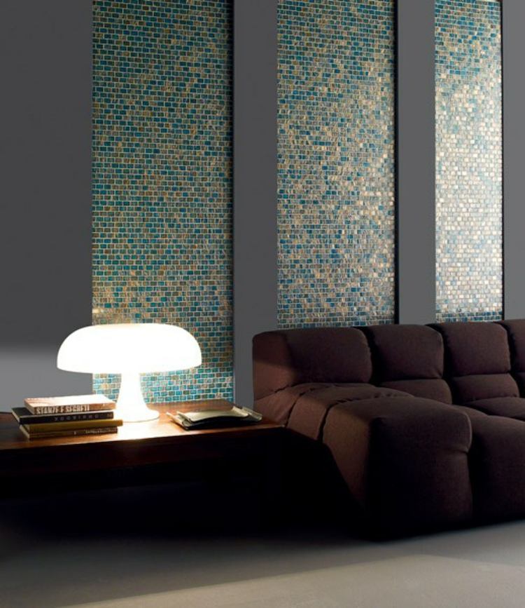 بلاط الموزاييك تصميم aurore-accent-wall-design-strips-brown-couch