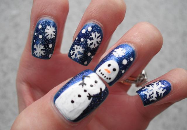 winternagel-design-snowman-white-dark-blue-snowflakes