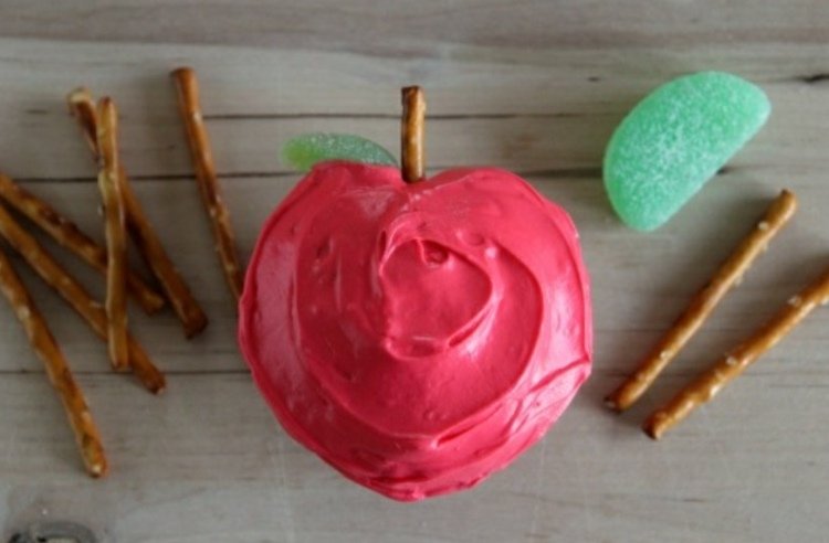 فطائر مضحكة للالتحاق بالمدرسة على شكل تفاح مع حلوى غائر كأوراق الشجر